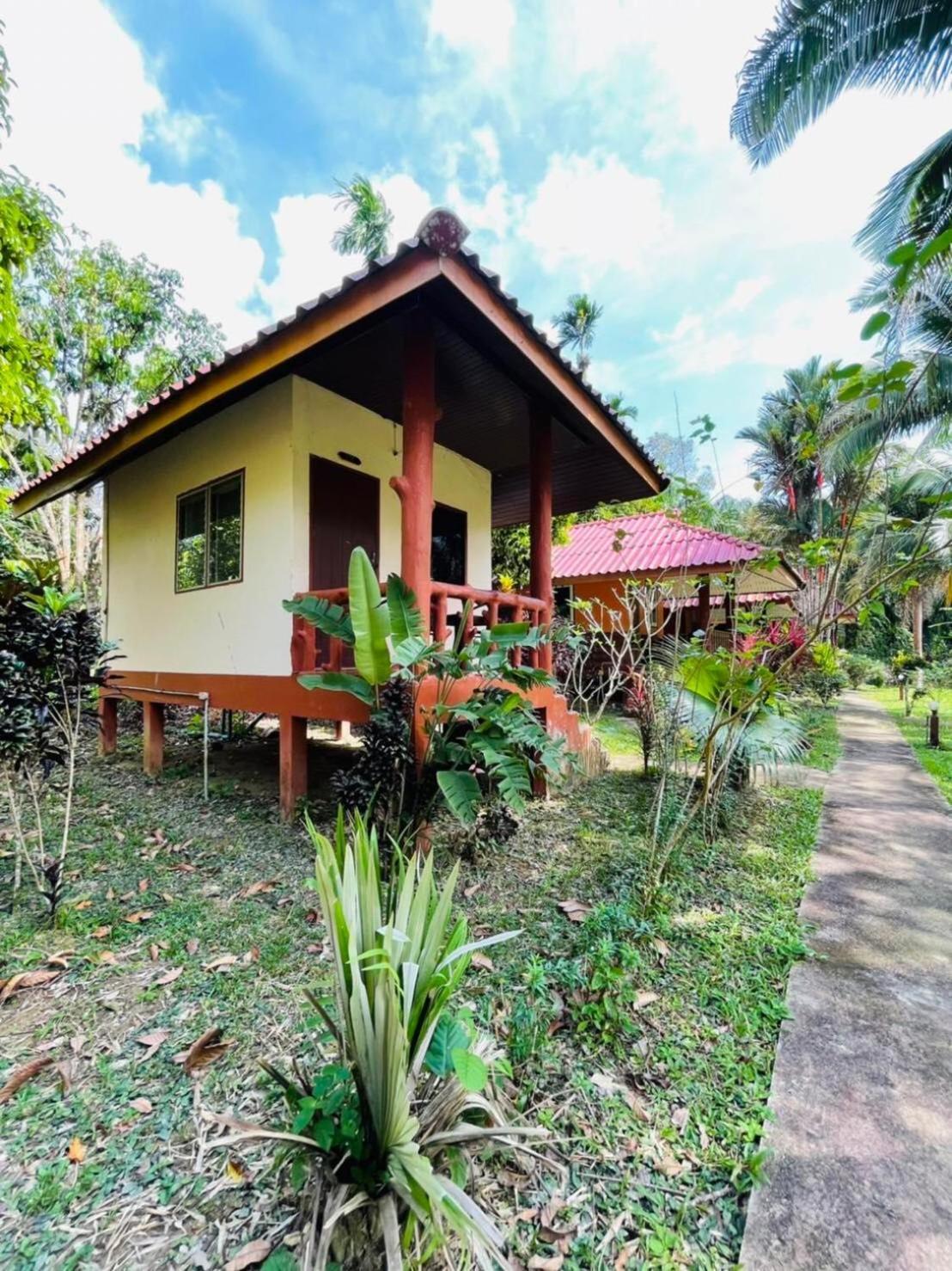 Hotel Khao Sok Nung House à Khao Sok National Park Extérieur photo